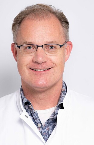 Dr. Auke Renard